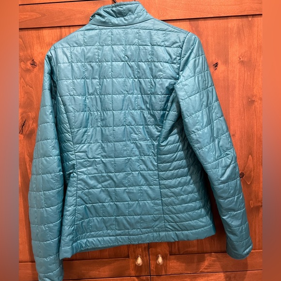 Women’s small turquoise Patagonia nano puff. - Picture 3 of 3